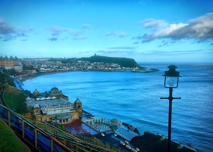 Scarborough Penthouse, Private Balcony, Superb Views, Lift, Reserved Free Parking