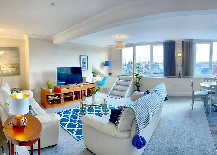 Scarborough Penthouse, Private Balcony, Superb Views, Lift, Reserved Free Parking