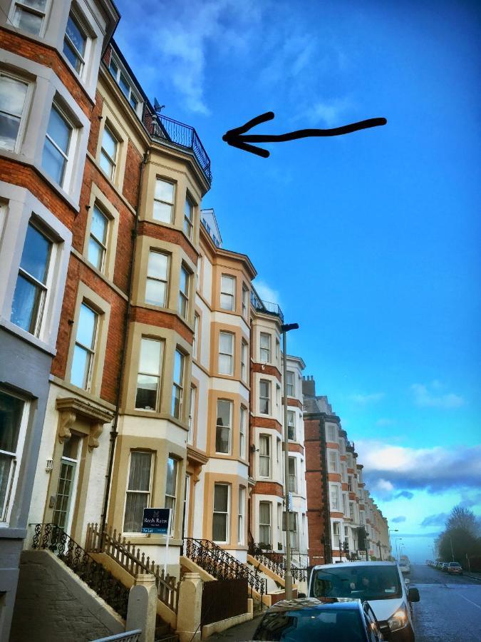 Penthouse, Private Balcony, Superb Views, Lift, Reserved Free Parking Scarborough