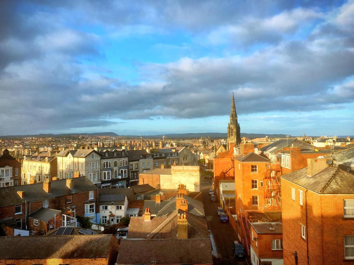 Appartement Penthouse, Private Balcony, Superb Views, Lift, Reserved Free Parking Scarborough